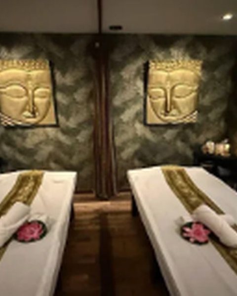 A room at the GONG Paris institute: two massage tables side by side, hushed atmosphere in golden tones