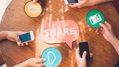 Vier Personen sitzen mit Smartphones in der Hand um einen Tisch, in der Mitte eine Sprechblase mit dem Wort SHARE.